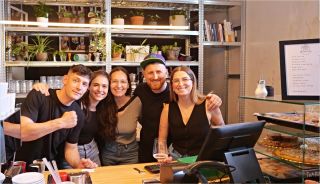 Svatá dobroto, to byl hukot! Moc díky, že jste přišli, jste dobří! Zítra máme ještě zavřeno, ale od úterý jedeme...